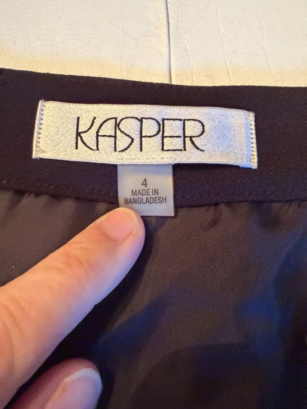 NWOT Kasper front inverted black pleat skirt in size 4, Perfect for work